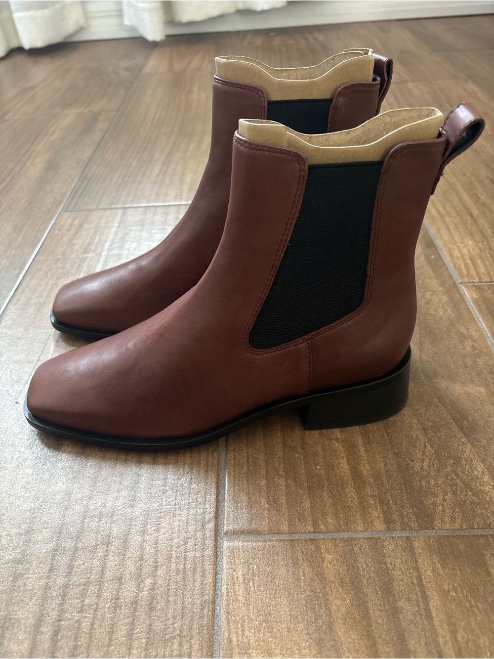 Sam Edelman Thelma Chelsea boots feature a sleek, modern square toe. - Picture 5 of 13